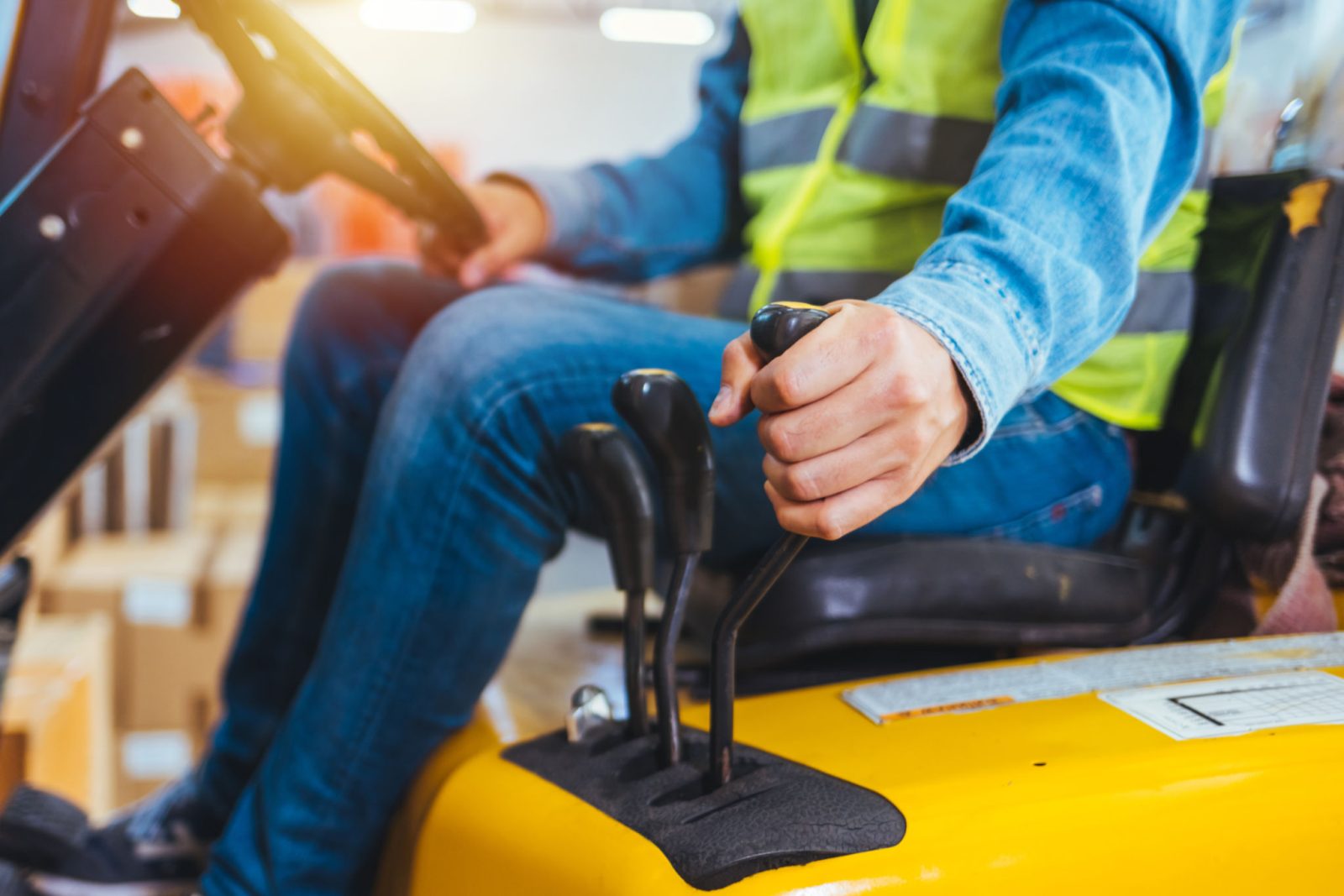 Equipamento de movimentação de cargas em operação